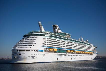 VER: Hombre Salta al Agua Desde un Crucero Royal Caribbean [Vídeo]