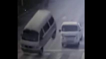 VER: Vídeo Muestra Coches Flotando en el Aire Después de Accidente