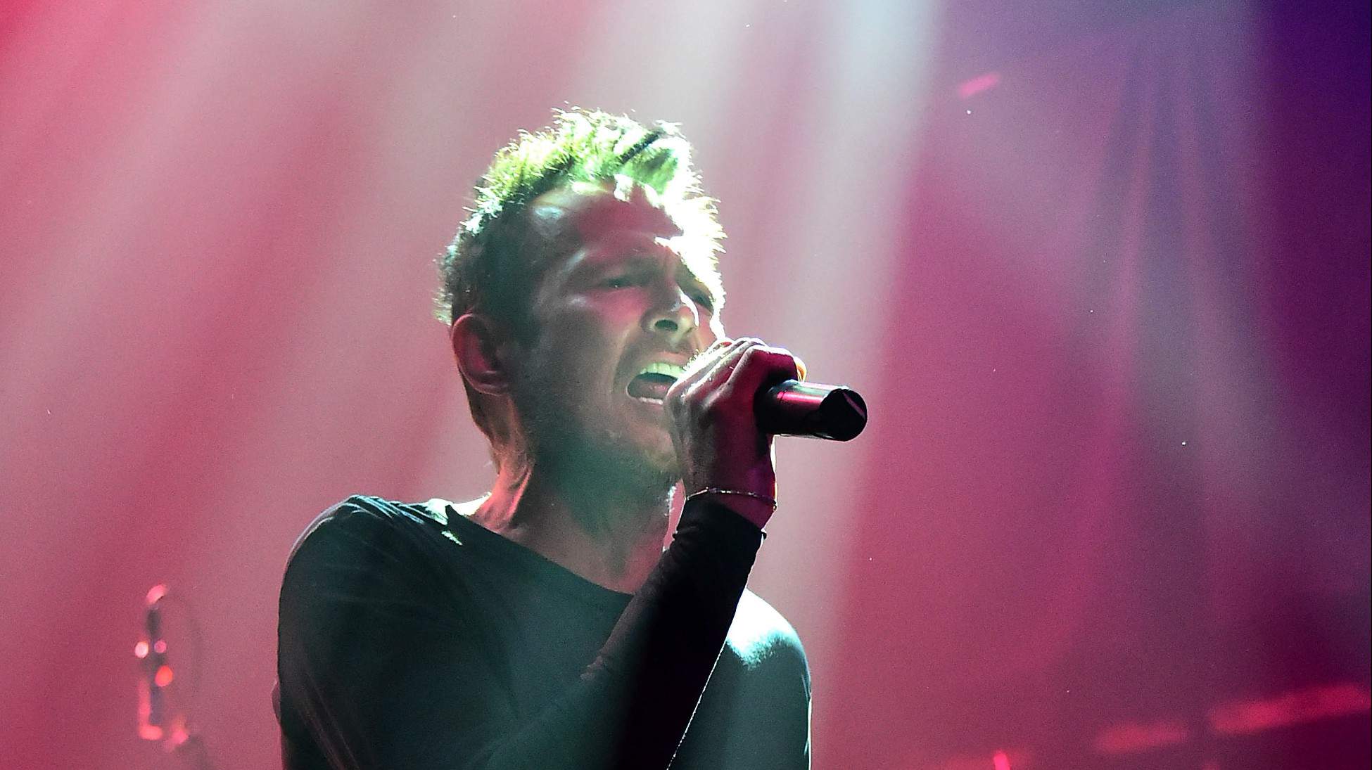 Scott Weiland, el cantante principal de los Stone Temple Pilots, fue encontrado la noche del jueves muerto en su autob&uacute;s en Minnesota, seg&uacute;n los informes. &Eacute;l ten&iacute;a 48 a&ntilde;os.