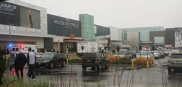 A una persona recibi&oacute; un disparo en el Mall Roosevelt Fields en Nueva York. (@ Mikeynynex / Twitter)