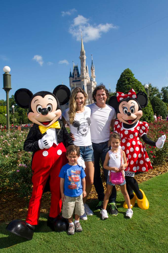 Carlos Vives con su esposa Claudia Elena Váquez y sus dos hijos, Elena y Pedro. (Getty)