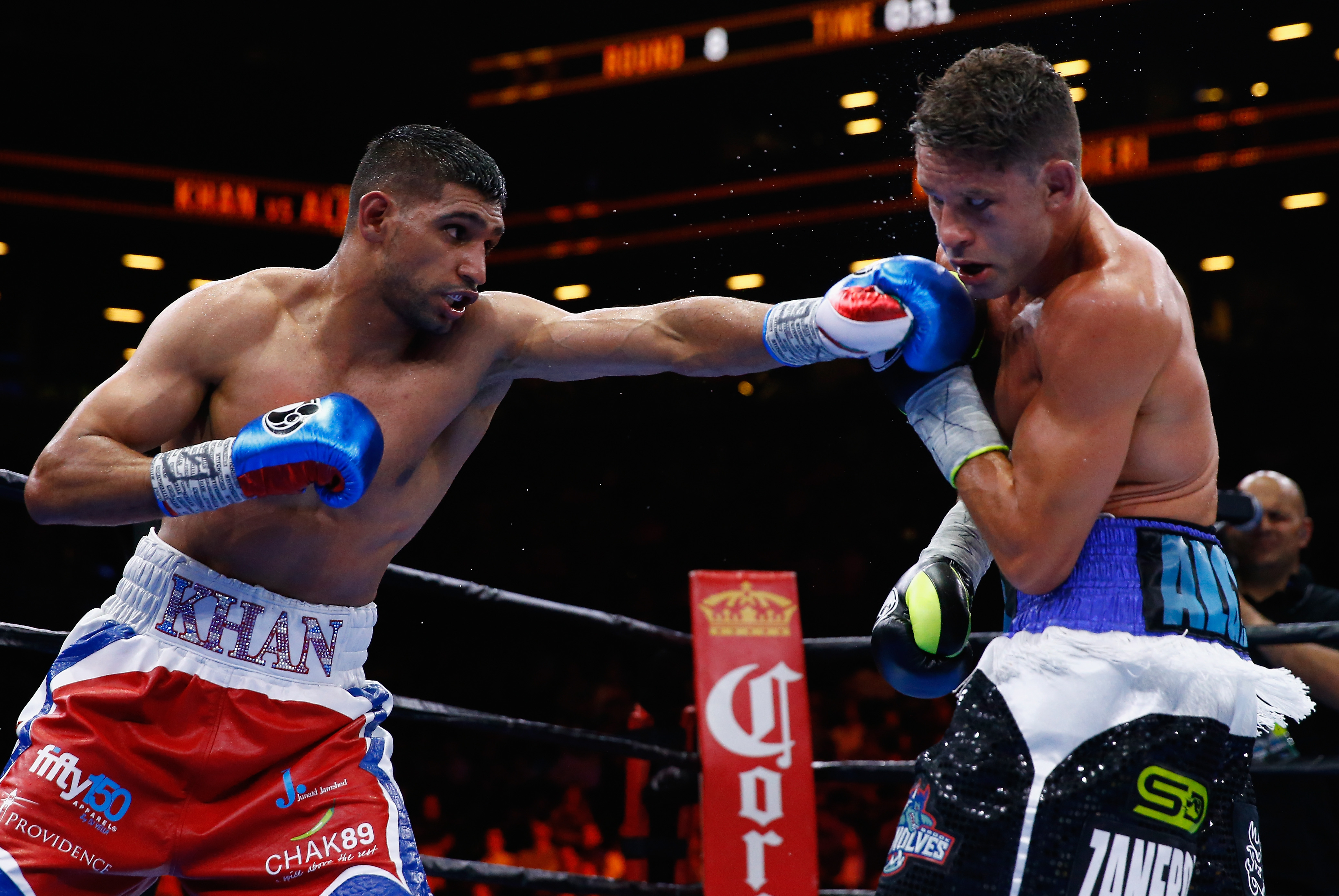 Amir Khan golpea Chris Algieri durante su combate de peso welter en el Barclays Center de Brooklyn el 29 de mayo de 2015, de la ciudad de Nueva York. (Getty)