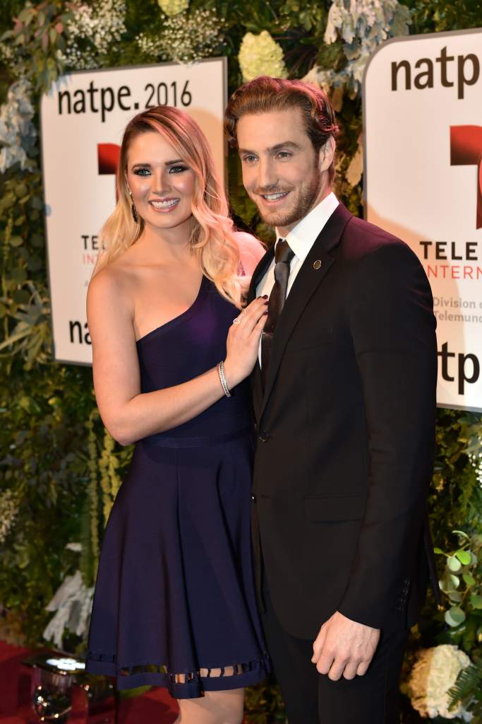 Kimberly Dos Ramos y Eugenio Siller en la alfombra roja de Telemundo NATPE (Getty Images)