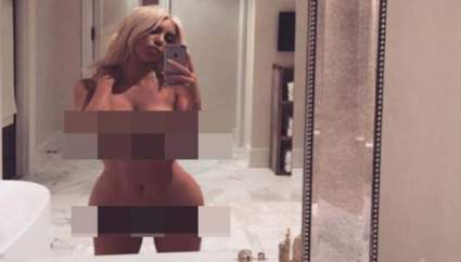 FOTO: Kim Kardashian Comparte Selfie Desnuda, Dice ‘No Tengo Nada Para Ponerme’