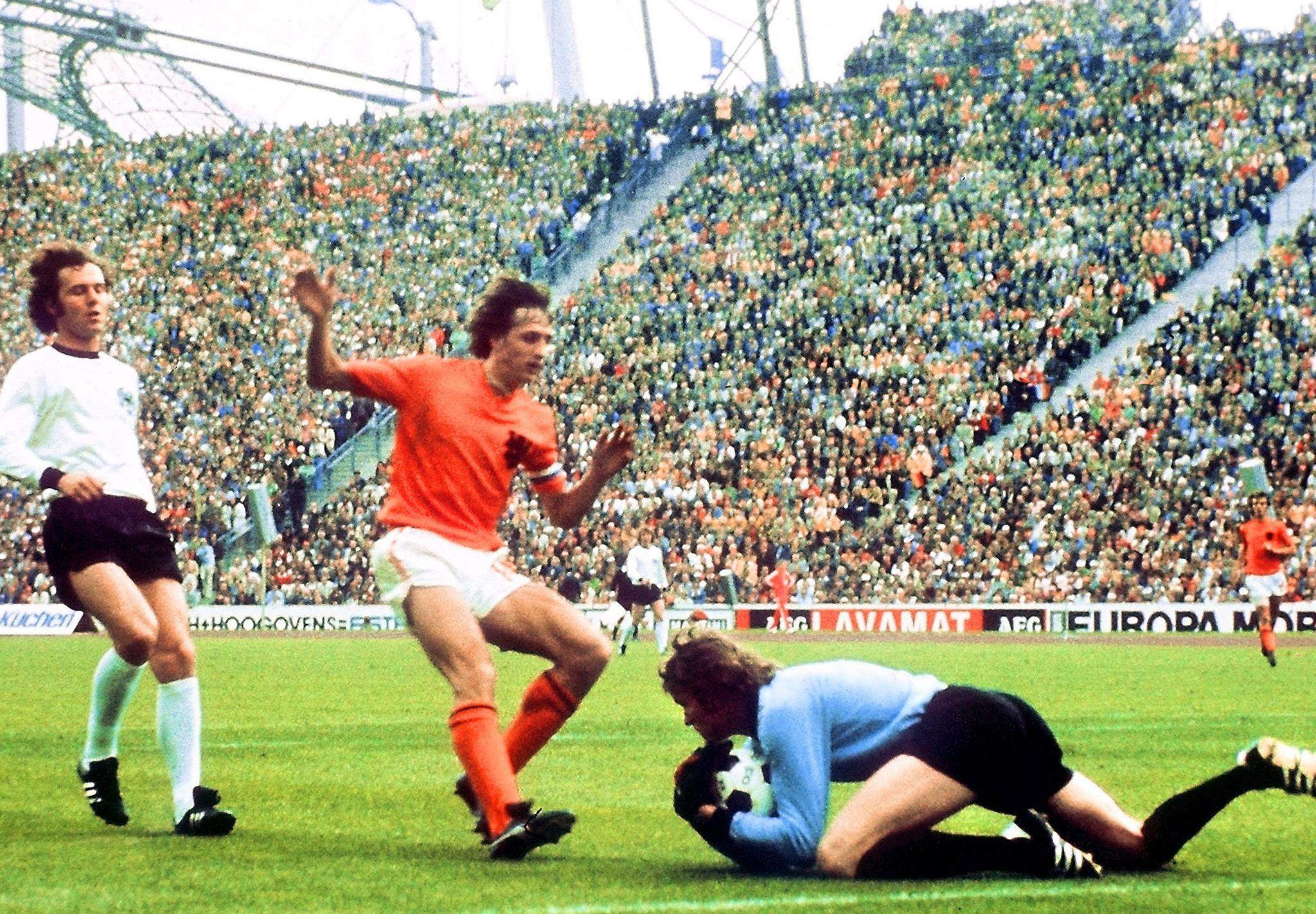 Johan Cruyff en la Copa del Mundo de 1974; a pesar de ser uno de los mejores jugadores del mundo, la leyenda holandesa no jug&oacute; en el torneo de 1978. (Getty)