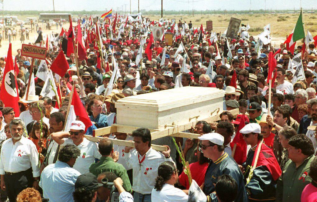 Los dolientes acompa&ntilde;an el ata&uacute;d de pino del dirigente sindical de trabajadores agr&iacute;colas C&eacute;sar Ch&aacute;vez 29 de de abril de 1993 al tierras de cultivo a su funeral. (Getty)