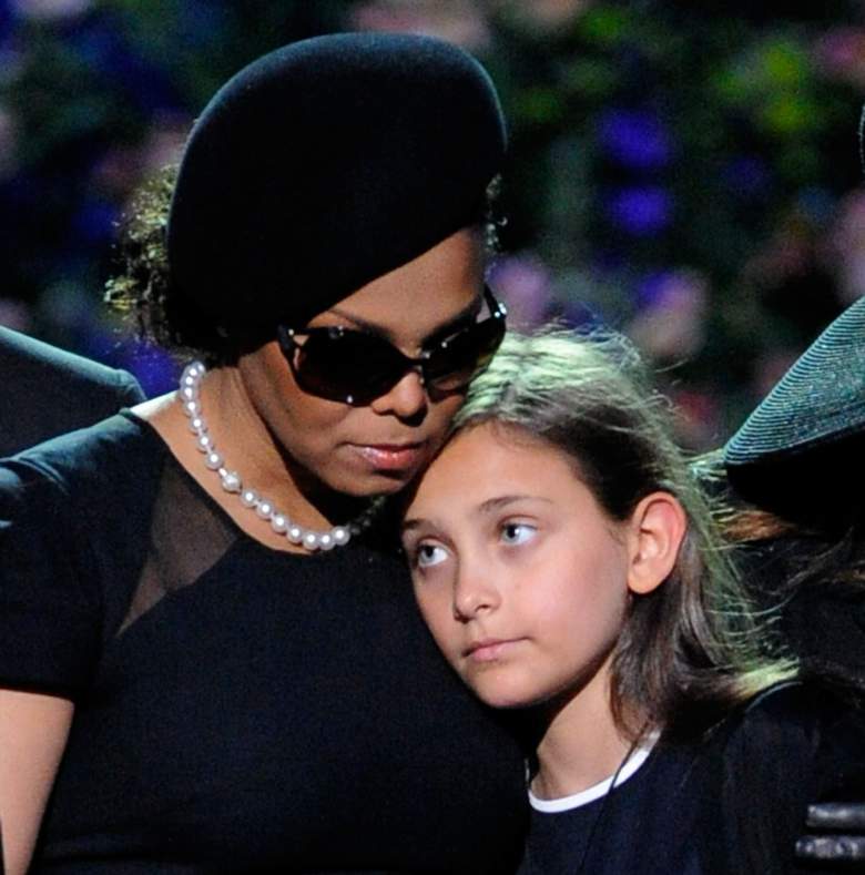 Janet consol&oacute; su sobrina Paris Jackson durante el funeral de su padre. (Getty)