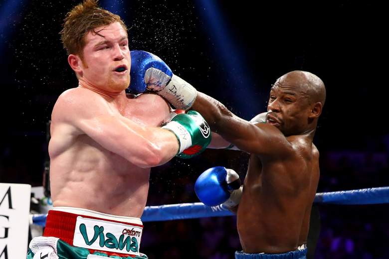 Floyd Mayweather Jr. le da con la izquierda a Canelo Álvarez (Getty)