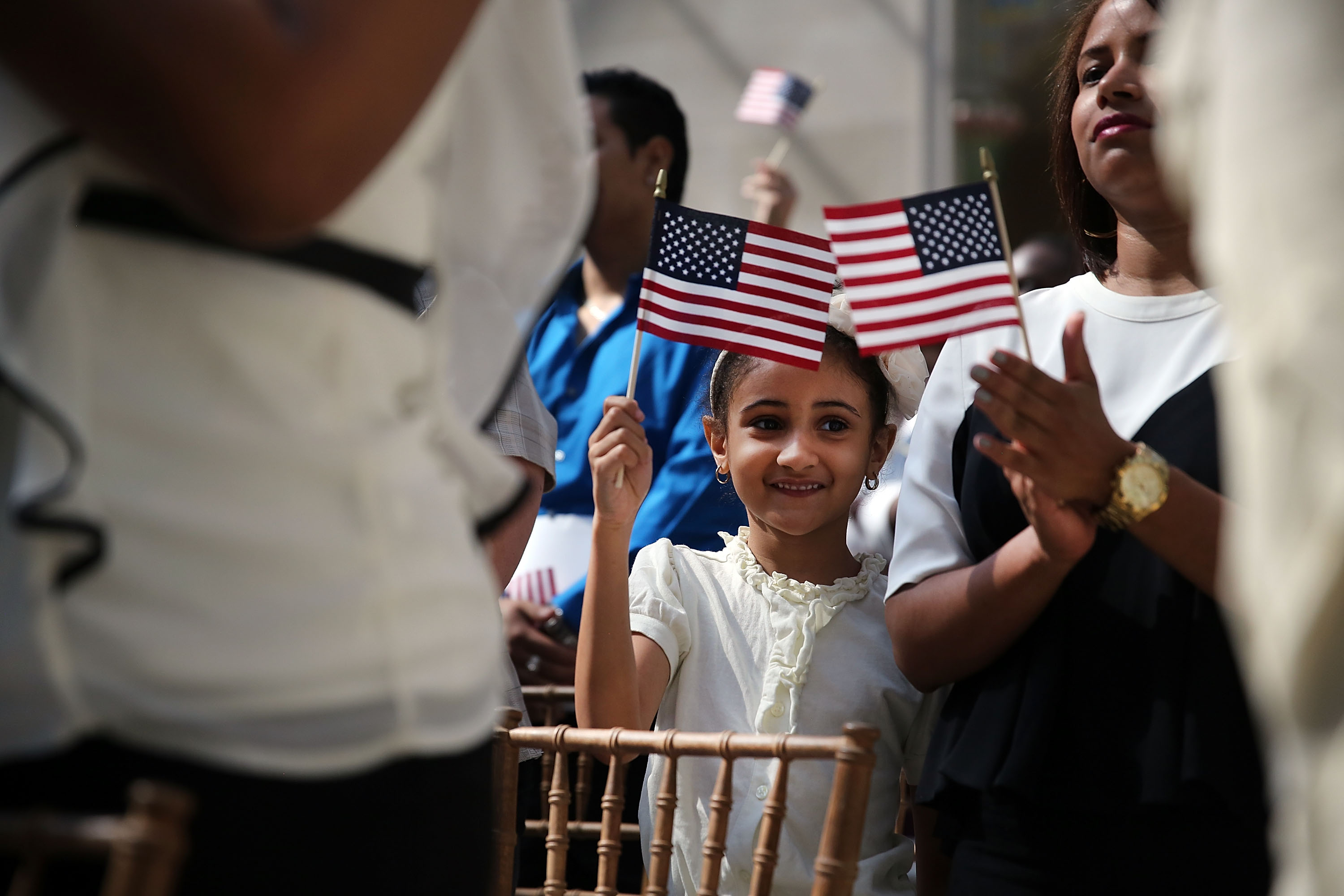 Debe vivir legalmente en el país durante 5 años para aplicar a convertirse en un ciudadano americano. (Getty)