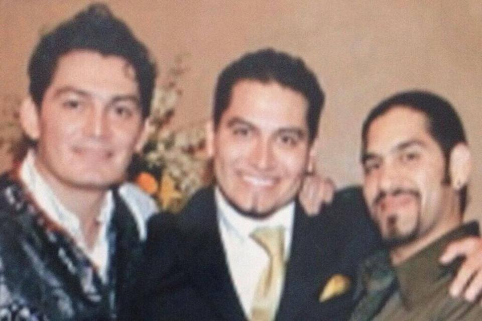 José Manuel (izq. a der.), Trigo y Juan Sebastián posan juntos para la cámara. Cabe mencionar que Trigo fue asesinado al finalizar un concierto de su padre en Mission, Texas, el 27 de agosto del 2006, mientras que Sebastián fue baleado a las afueras de un centro nocturno en Cuernavaca el 12 junio del año 2010. (Jose Manuel Figueroa/Facebook)