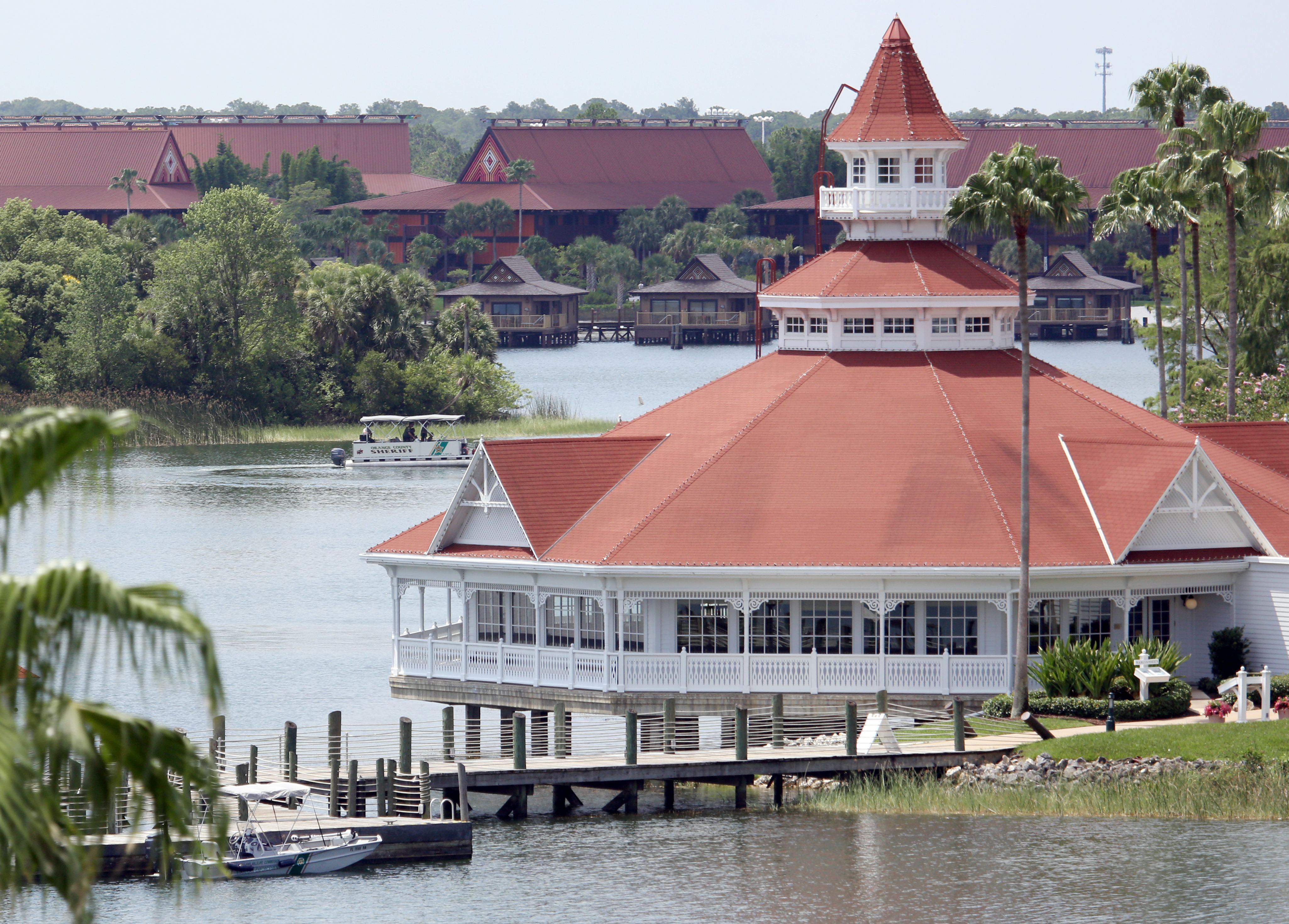 Un barco perteneciente a la Comisi&oacute;n de Conservaci&oacute;n de Pesca y Vida Silvestre de Florida est&aacute; estacionado en un muelle en la Laguna de los Siete Mares fuera de Disney Grand Floridian Resort & Spa, cerca de Orlando, Florida, el 15 de junio de 2016. (Getty)