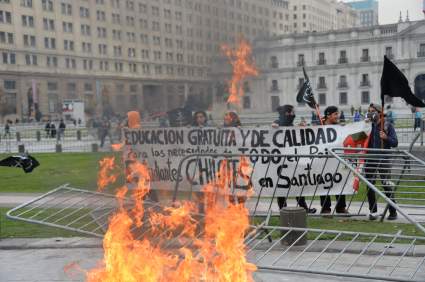 FOTOS: Marcha de Estudiantes en Santiago se Pone Violento