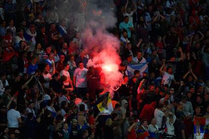 VER: Fans Rusos Encienden Señal de Humo Después de Gol Contra Eslovaquia