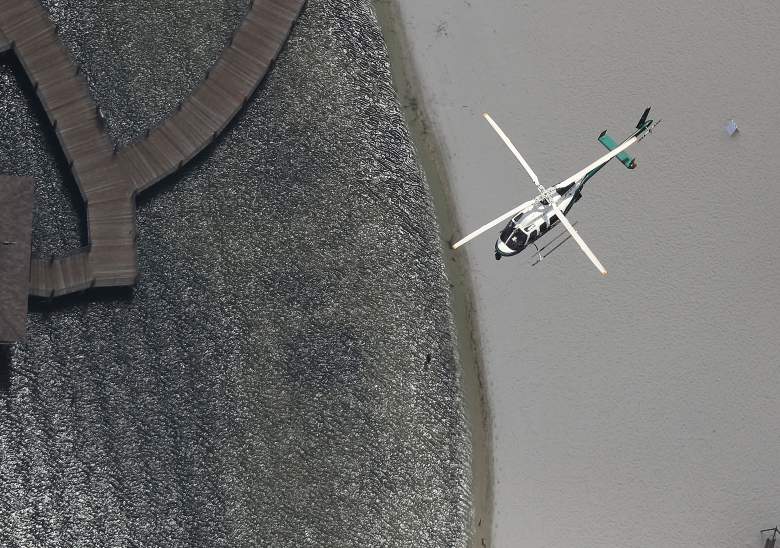 Un helic&oacute;ptero sobre la laguna para tratar de encontrar Lane. (Getty)