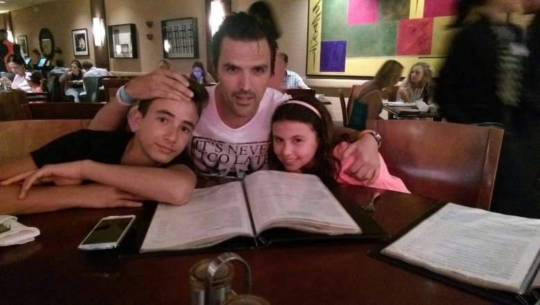 Billy Rovza posa junto a sus hijos, Max y Alexandra. (Facebook)