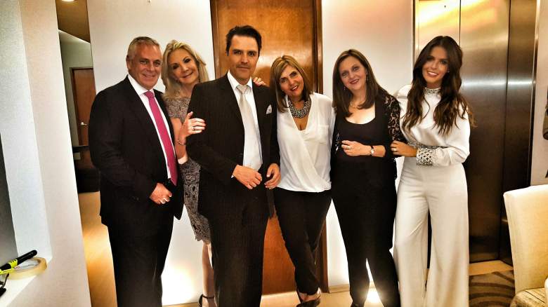 Billy Rovzar posando junto a la familia de su prometida Claudia &Aacute;lvarez. (Facebook)