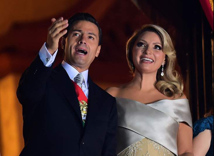 El presidente de M&eacute;xico, Enrique Pe&ntilde;a Nieto (L) y su esposa la primera dama Ang&eacute;lica Rivera onda (R) en el balc&oacute;n principal del Palacio Nacional durante las ceremonias llamado "el grito", que marca el inicio de las celebraciones del D&iacute;a de la Independencia en la Ciudad de M&eacute;xico el 16 de septiembre, 2015. (Getty)