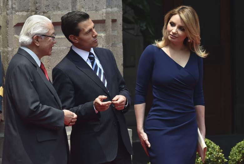 El presidente de M&eacute;xico, Enrique Pe&ntilde;a Nieto, acompa&ntilde;ado por su esposa Ang&eacute;lica Rivera (R) conversa con el presidente de Singapur, Tony Tan Keng Yam (L) durante una ceremonia de bienvenida en el Palacio Nacional en la Ciudad de M&eacute;xico el 10 de junio de 2016. (Getty)