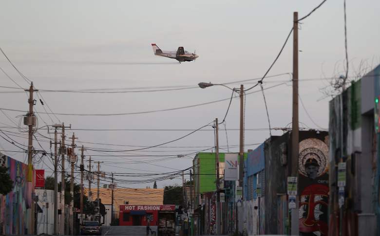 Un avion de pesticida sobre el barrio de Wynwood con la esperanza de controlar y reducir el n&uacute;mero de mosquitos . (Getty) 