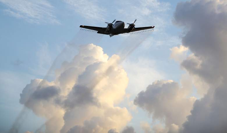Un avion de pesticida sobre el barrio de Wynwood con la esperanza de controlar y reducir el n&uacute;mero de mosquitos . (Getty) 