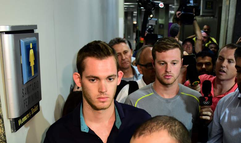 Los nadadores estadounidenses Gunnar Bentz (L) y Jack Conger salen de la estación de policía en el aeropuerto internacional de Río de Janeiro después de ser detenidos en el avión que viajaría de nuevo a los EE.UU.. (Getty)