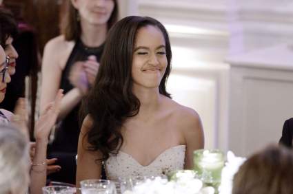 VER: Malia Obama, Hija del Presidente Obama, Bailando Sensualmente en Concierto [Vídeo]