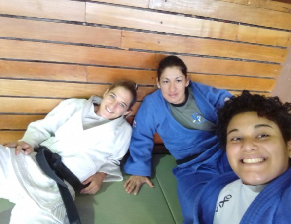 La Peque descansa con sus compañeras de judo. (Instagram)