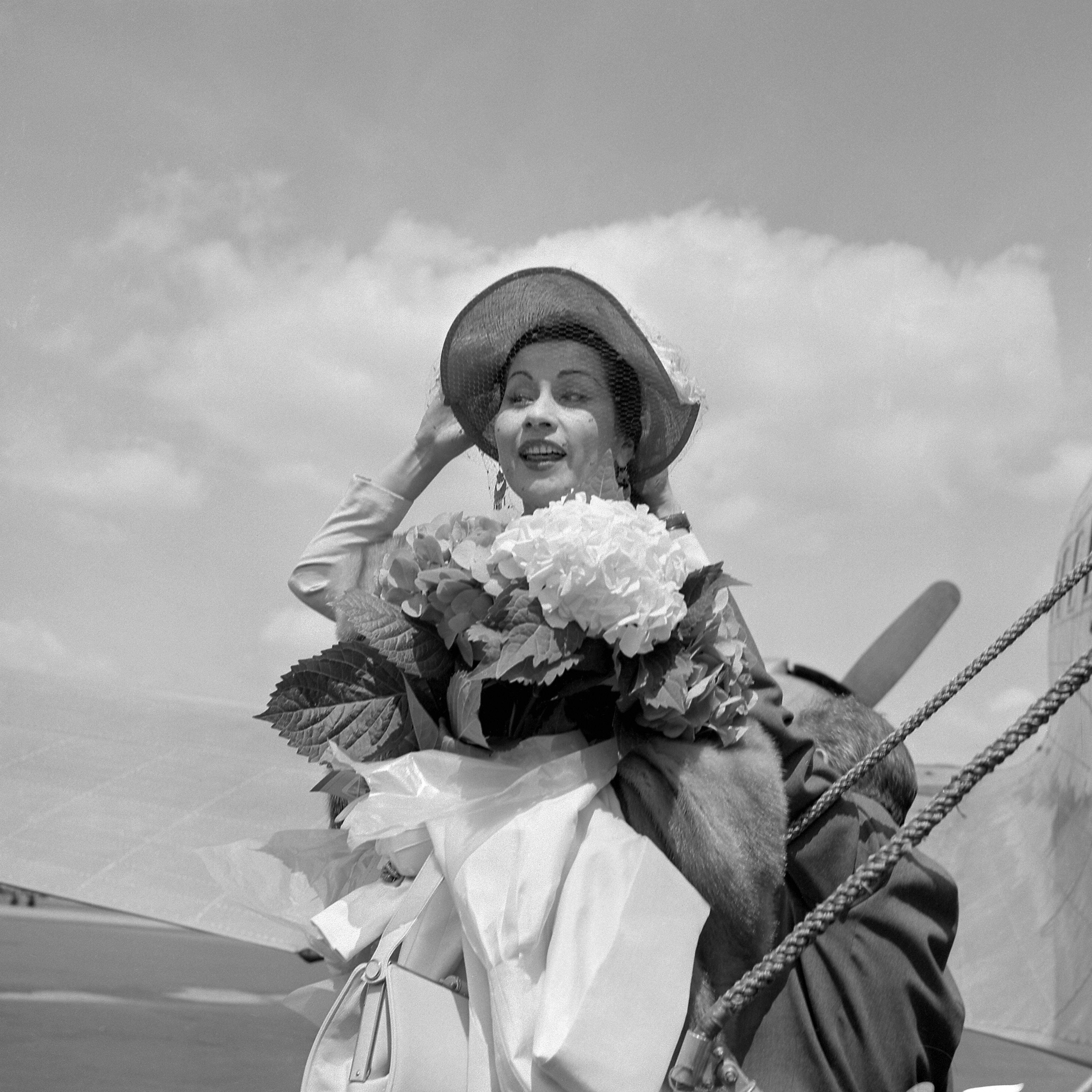 Yma Sumac llega al aeropuerto de Le Bourget, cerca de Par&iacute;s, el 23 de junio de 1952. (Getty)