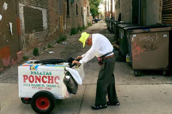 Fidencio S&aacute;nchez, de 89 a&ntilde;os, se gana la vida vendiendo paletas en las calles de Chicago. (Go Fund Me)