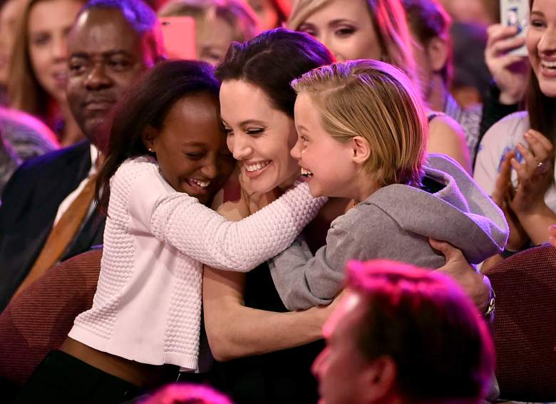 Angelina Jolie abraza a Zahara Marley Jolie-Pitt (izq.) y Shiloh Nouvel Jolie-Pitt en la edición 28 de los Kids' Choice Awards, en 2015. (Getty Images) 