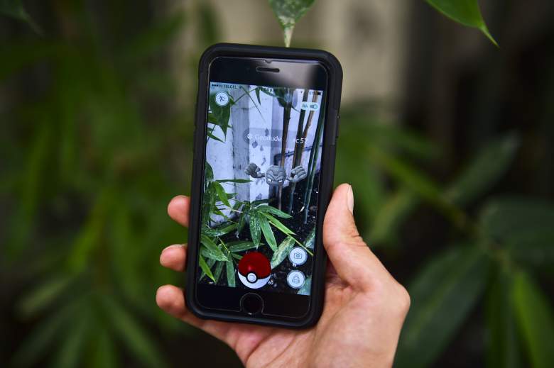 Un jugador de Pokemon Go atrapa Geodude en la Ciudad de México. (Getty)