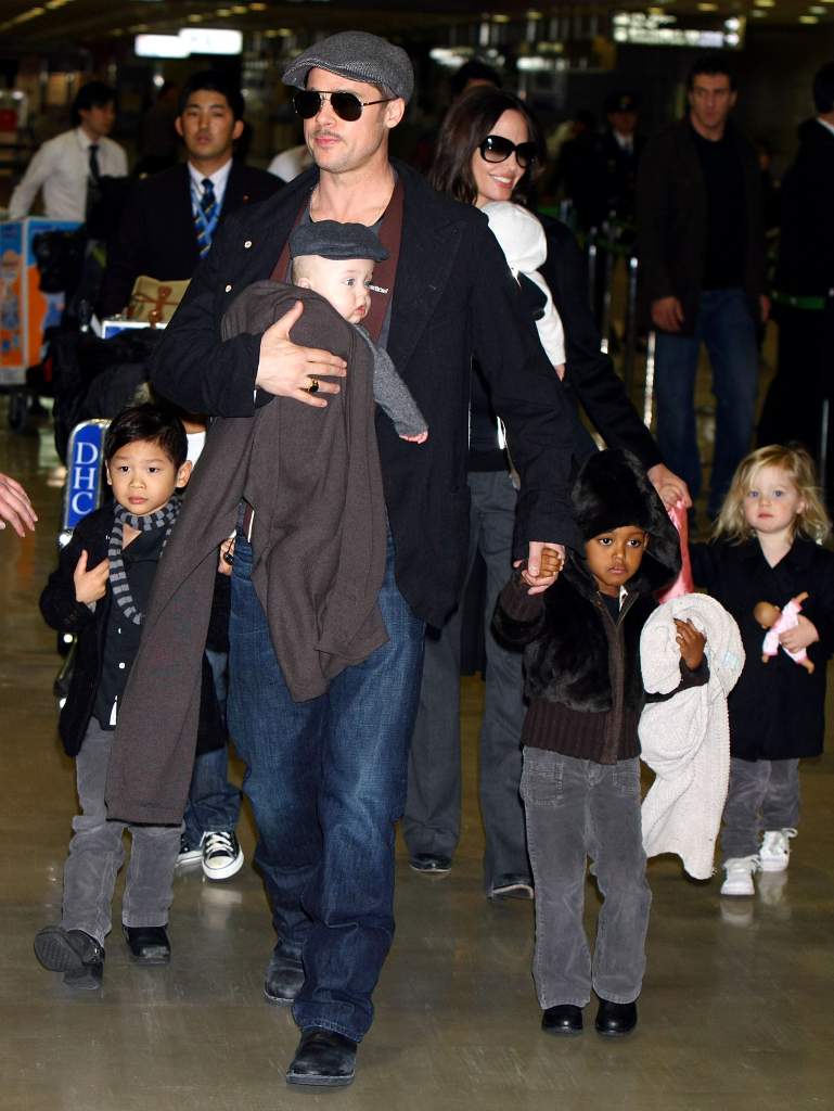 Brad Pitt y Angelina Jolie con sus seis hijos. (Getty Images)