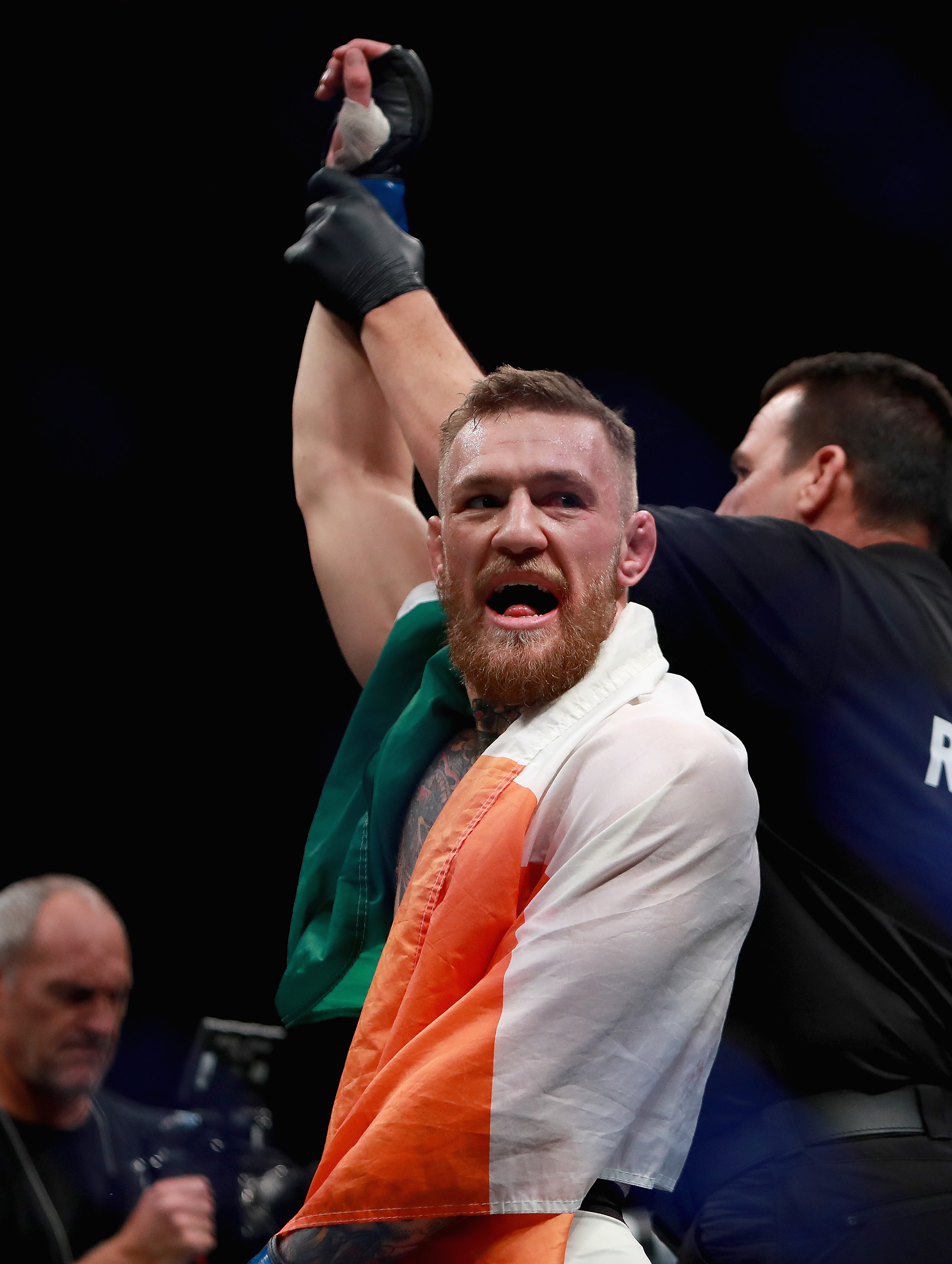 Conor McGregor celebra su victoria por KO sobre Eddie Alvarez en su pelea de campeonato de peso ligero durante el evento UFC 205 en el Madison Square Garden el 12 de noviembre de 2016 en la ciudad de Nueva York. (Getty)