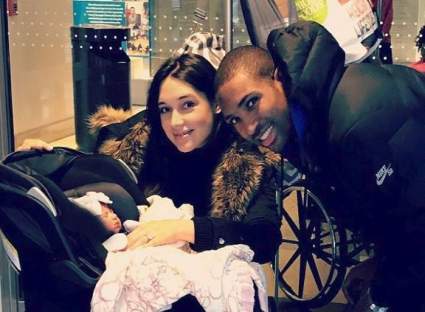 Amelia Vega presenta a su hija Alía