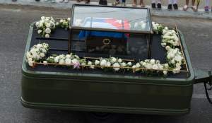 Un jeep militar lleva en un anexo las cenizas del líder de la Revolución Cubana, Fidel Castro. (JUAN BARRETO/AFP/Getty Images)