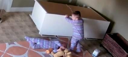 Aterrador rescate de un pequeño de dos años a su gemelo aplastado por un mueble [VIDEO]