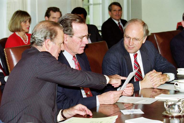 Declaraciones del Presidente sobre la Operaci&oacute;n Tormenta del Desierto en el Gabinete de la Casa Blanca Sala el 17 de enero de 1991, con el secretario de Estado James Baker (L) y Secretrary de Defensa Dick Cheney. (Getty)