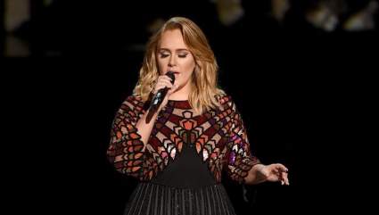 VER: Adele Abre los Premios Grammy 2017 con una Interpretación de “Hello” [Vídeo]