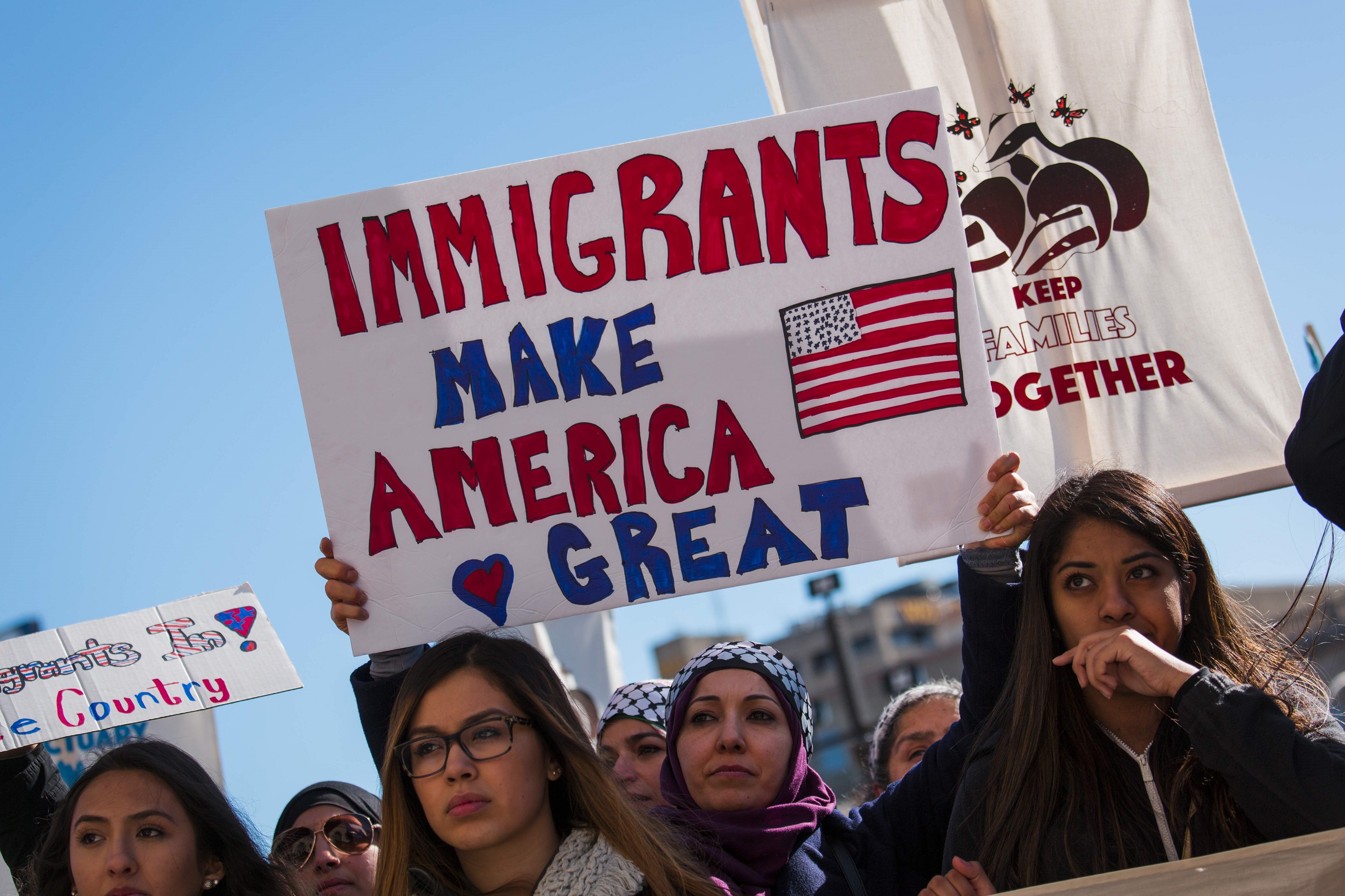 Los manifestantes se re&uacute;nen en el Palacio de Justicia del Condado de Milwaukee donde asisten a una manifestaci&oacute;n contra la pol&iacute;tica del Presidente Donald Trump sobre inmigraci&oacute;n el 13 de febrero de 2017 en Milwaukee, Wisconsin. (Getty)