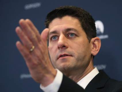 VER: Presidente de la Cámara Paul Ryan Monta a Caballo Mientras Recorre la Frontera entre EEUU y México [Vídeo]