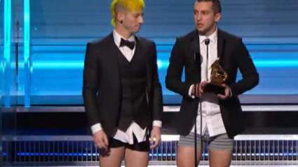 VER: Twenty One Pilots Se Quitan los Pantalones para Recibir Premio en los Grammys 2017 [Vídeo]
