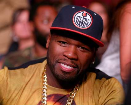 VER: Rapero 50 Cent Golpea a Mujer en el Pecho Durante Concierto [Vídeo]