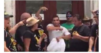 VER: Rivera Guerra golpea a manifestante [VÍDEO]