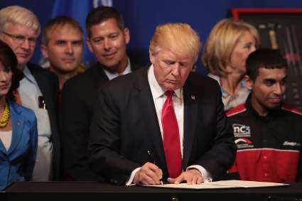 Trump Firma Orden Ejecutiva Para Hacer las Visas de Trabajo Más Difíciles