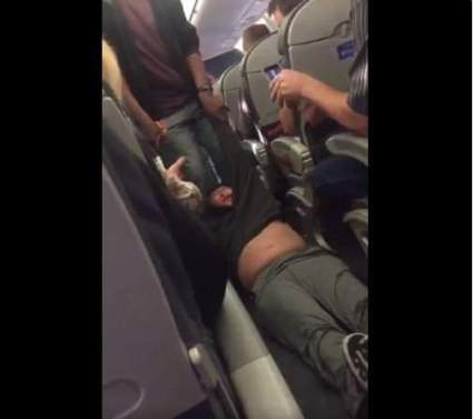 VER: United Airlines Saca Violentamente a un Pasajero de un Vuelo [Vídeo]
