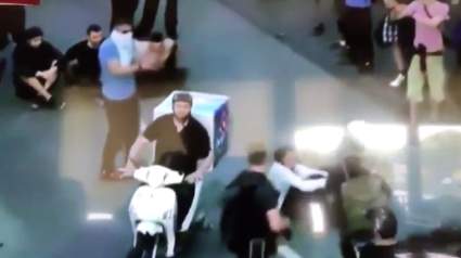 VER: Un conductor de Domino’s Pizza reparte pizza en medio de las protestas en Hamburgo