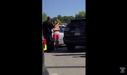 VER: Policía le grita a mujer que deja a sus hijos dentro del auto en pleno calor