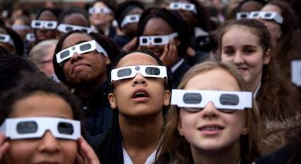 ¿Se puede ver el eclipse de sol con gafas o lentes oscuros regulares?