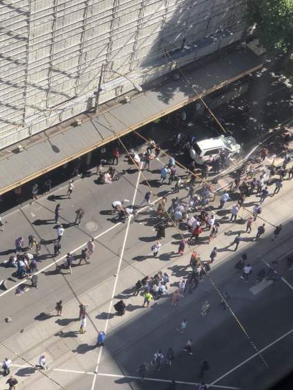 Carro envistió  a peatones en Melbourne, Australia