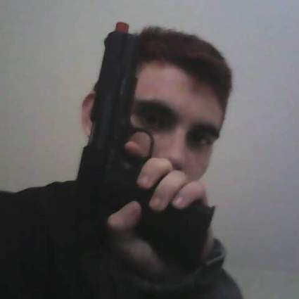 Nikolas Cruz:  Sus perturbadoras imágenes armado en redes sociales [FOTOS]